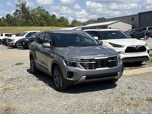 Used 2024 Kia Seltos LX AWD/4WD image 3