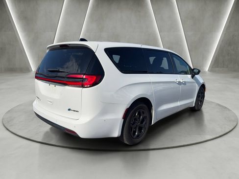 Used 2024 Chrysler Pacifica Limited FWD image 5