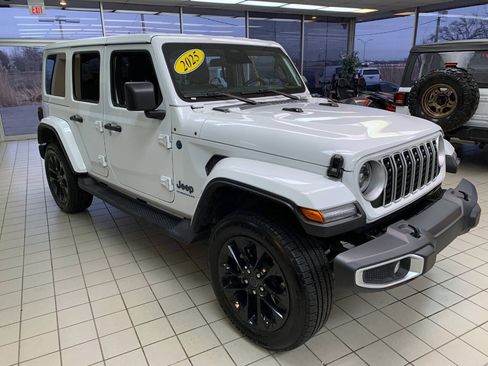 Used 2025 Jeep Wrangler Unlimited Sahara w/ Safety Group AWD/4WD image 4