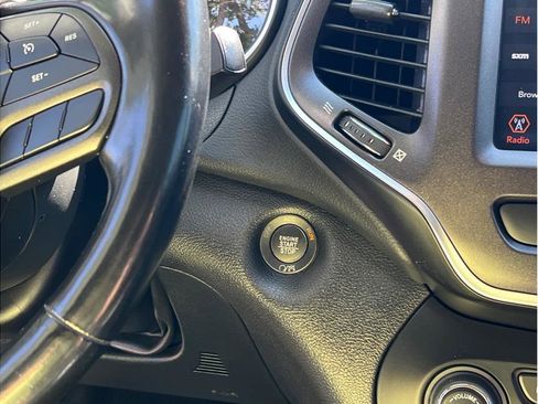 Used 2020 Jeep Cherokee Trailhawk w/ Cold Weather Group image 17