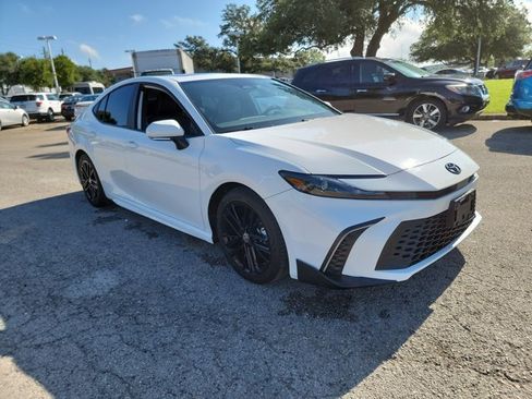 Used 2025 Toyota Camry SE w/ Convenience Package FWD image 3