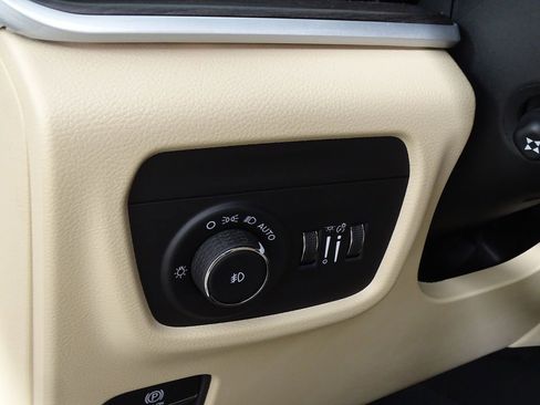 New 2025 Jeep Grand Cherokee L Limited w/ Luxury Tech Group II image 25