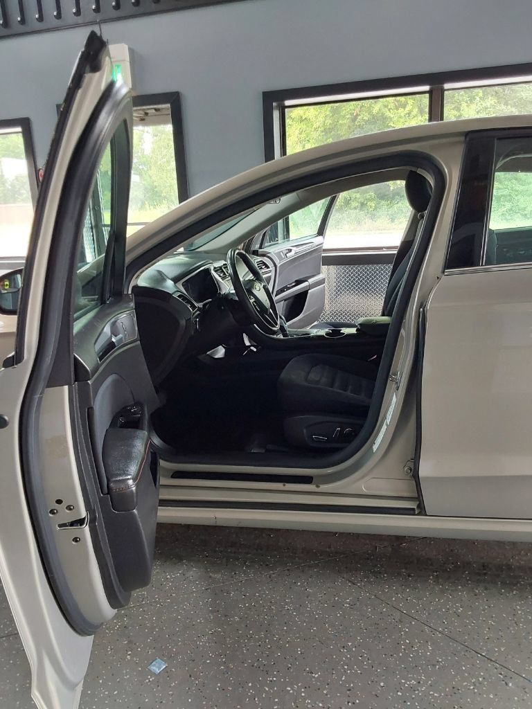 Used 2015 Ford Fusion SE w/ Equipment Group 201A FWD image 15