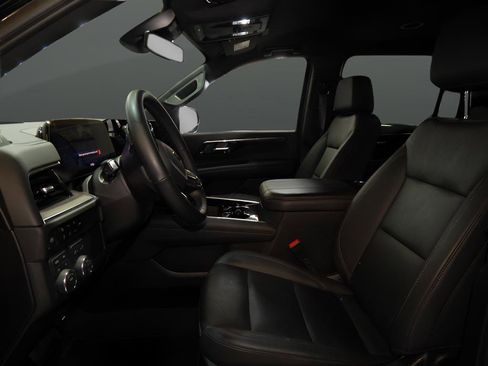 Used 2025 Chevrolet Suburban Z71 image 17