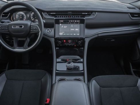 Used 2025 Jeep Grand Cherokee Altitude image 19