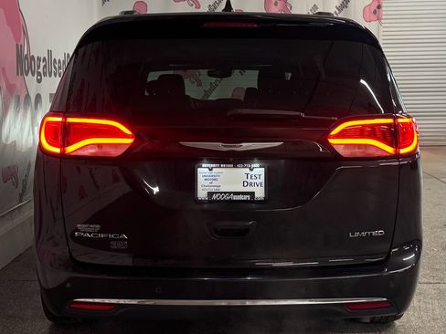 Used 2020 Chrysler Pacifica Limited image 11