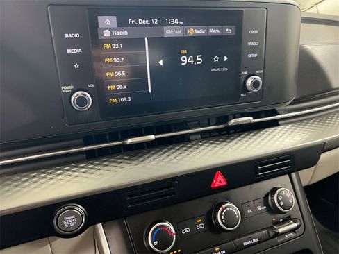 Used 2023 Kia Carnival LX image 13