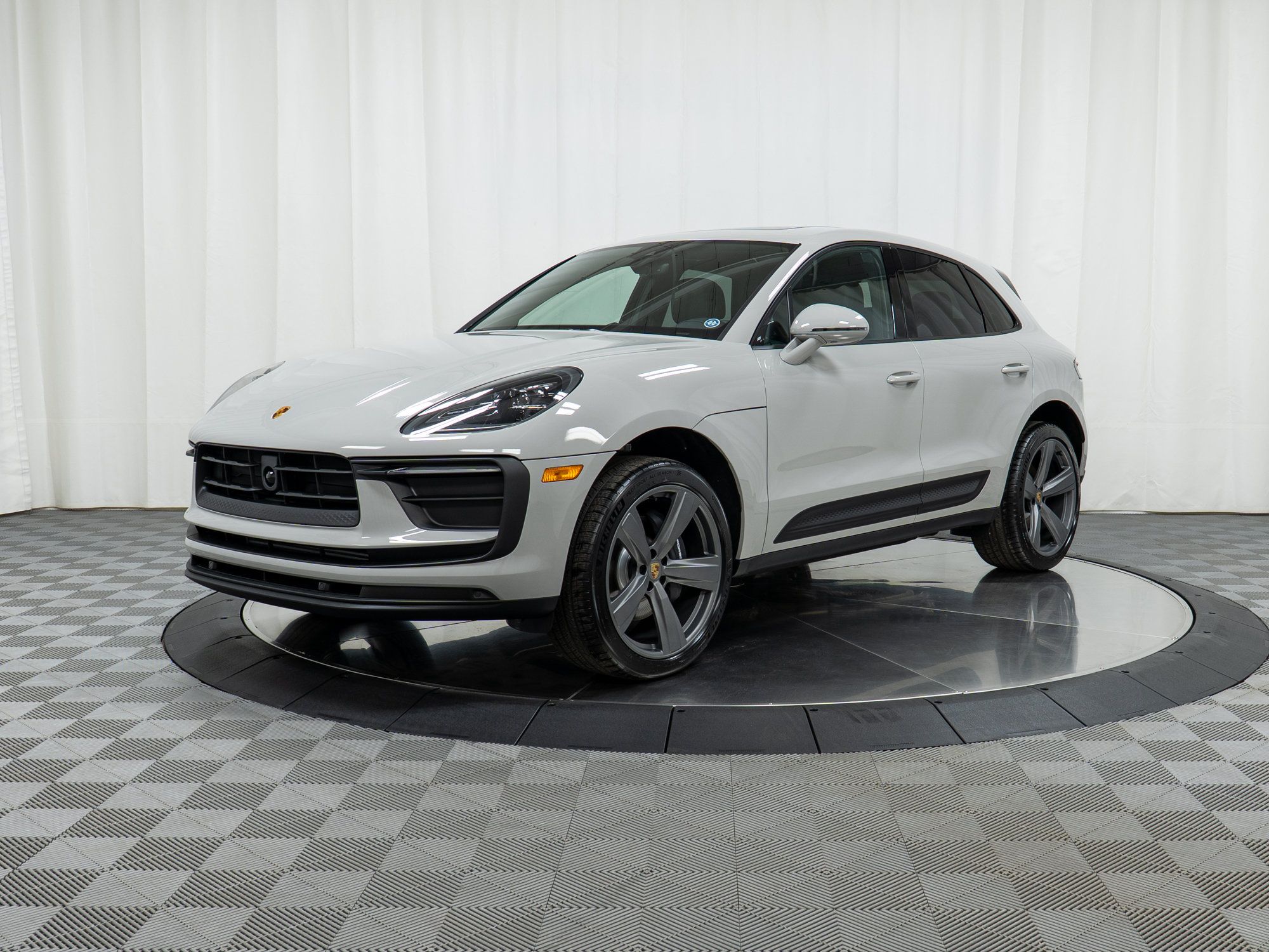 Certified 2025 Porsche Macan AWD/4WD image 1