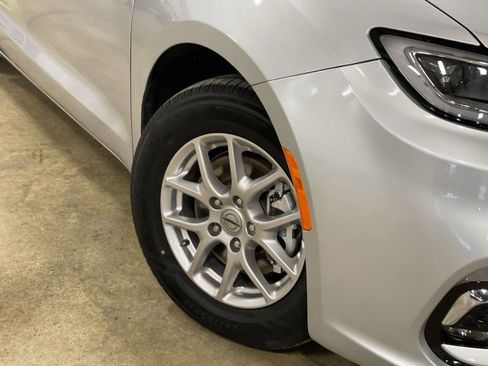 Used 2024 Chrysler Pacifica Touring-L image 12