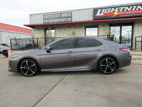 Used 2018 Toyota Camry XSE image 2