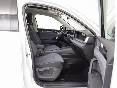 New 2025 Volkswagen Tiguan SE w/ Panoramic Sunroof Package image 18