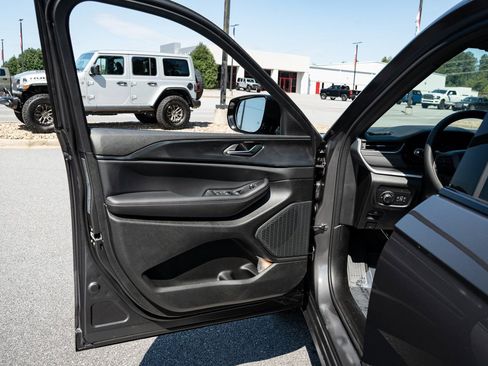 New 2025 Jeep Grand Cherokee Altitude image 16