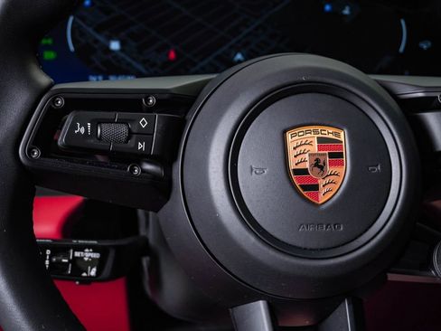 Certified 2025 Porsche Macan 4S Electric AWD/4WD image 20