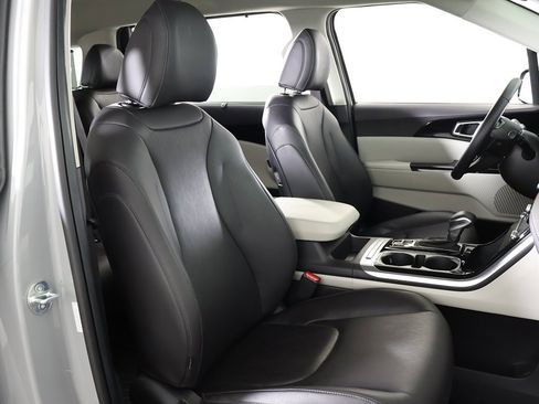 Used 2024 Kia Carnival EX image 30