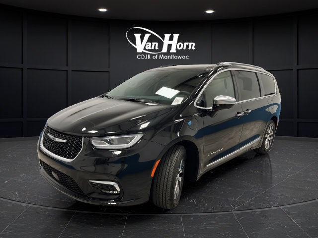 Used 2023 Chrysler Pacifica Pinnacle FWD image 3