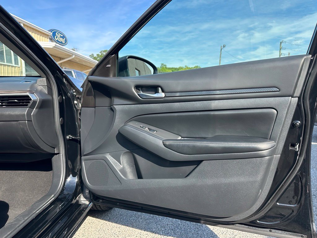 Used 2025 Nissan Altima 2.5 SV FWD image 17