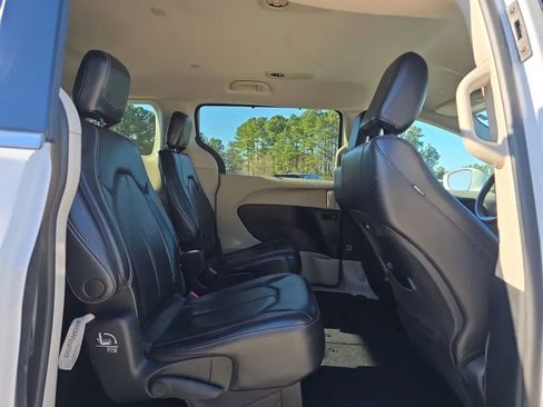 Used 2022 Chrysler Pacifica Touring-L image 45