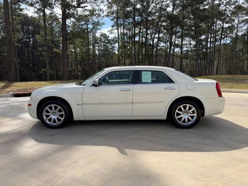 Used 2010 Chrysler 300 Touring image 2