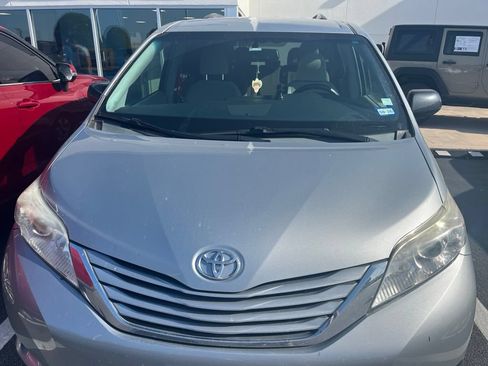 Used 2015 Toyota Sienna LE FWD image 2