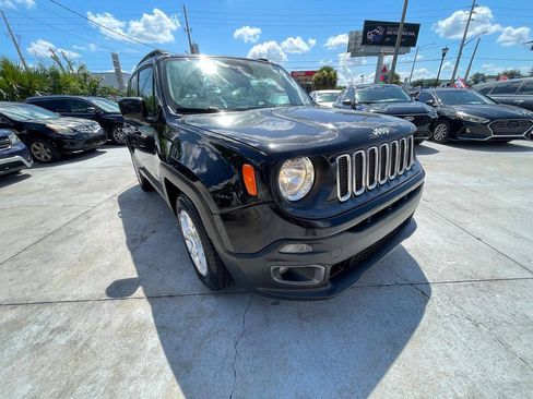 Used 2015 Jeep Renegade Latitude w/ Cold Weather Group II FWD image 3