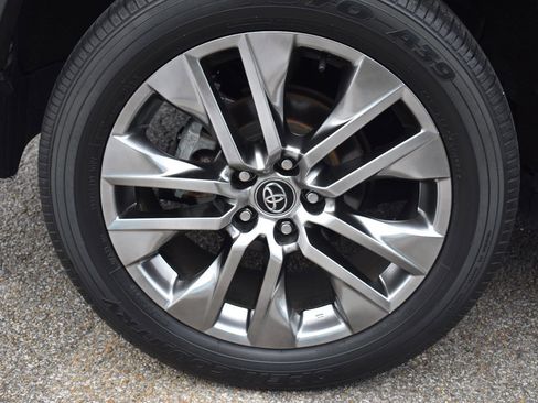 Used 2020 Toyota RAV4 XLE Premium FWD image 13