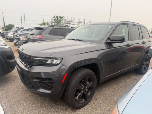 Used 2023 Jeep Grand Cherokee Altitude AWD/4WD image 2