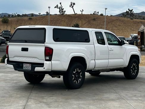 Used 2018 Toyota Tacoma SR image 7