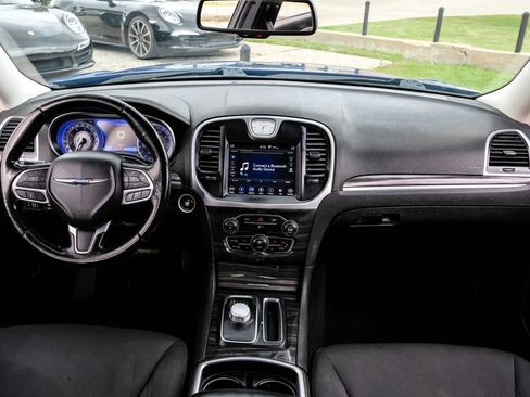 Used 2019 Chrysler 300 Touring w/ Chrome Appearance Package RWD image 9