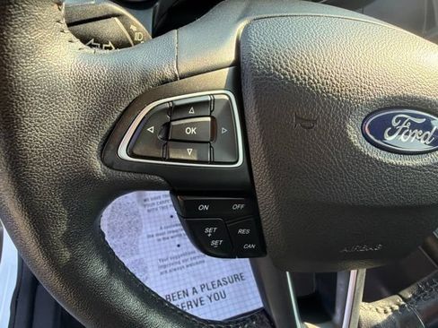 Used 2018 Ford Focus SE w/ Cold Weather Package FWD image 14