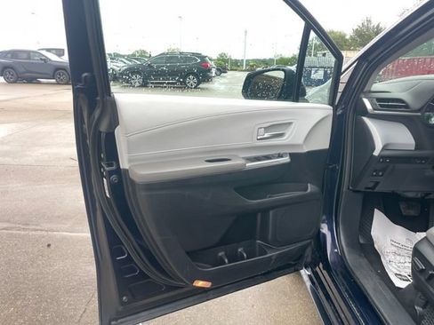 Used 2025 Toyota Sienna XLE FWD image 20