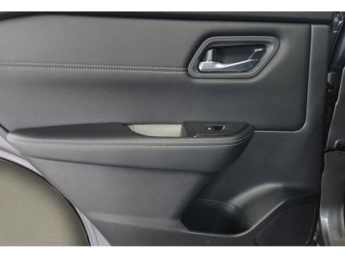 Used 2024 Nissan Rogue SV w/ SV Premium Package image 16