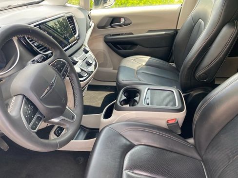 Used 2023 Chrysler Pacifica Touring-L FWD image 17