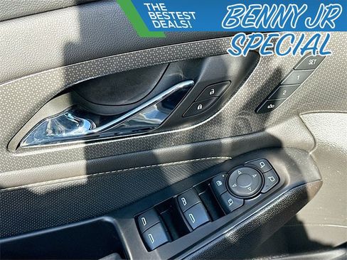 Used 2023 Chevrolet Traverse Premier image 17