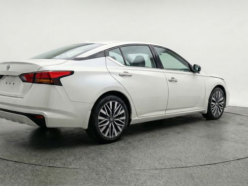 Used 2025 Nissan Altima 2.5 SV image 9