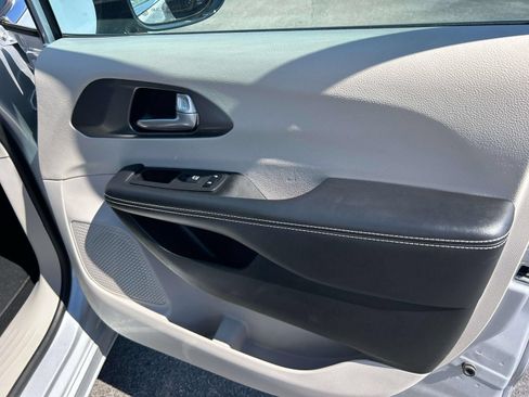 Used 2024 Chrysler Pacifica Touring-L FWD image 24
