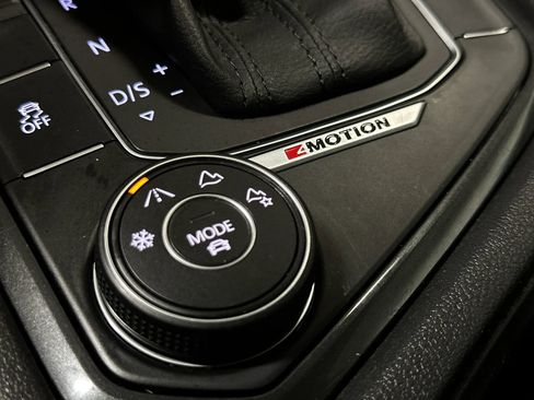 Used 2018 Volkswagen Tiguan SE image 44