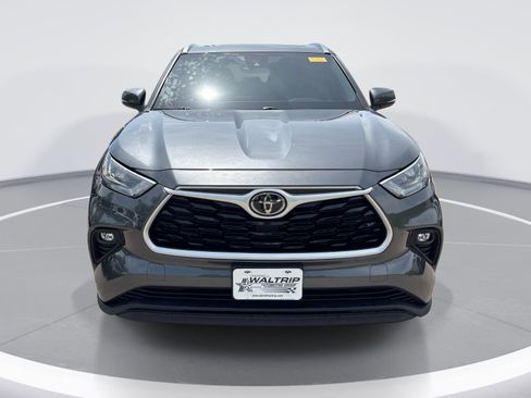 Used 2020 Toyota Highlander XLE AWD/4WD image 2