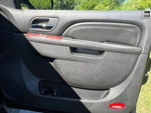 Used 2011 Cadillac Escalade ESV Premium image 25