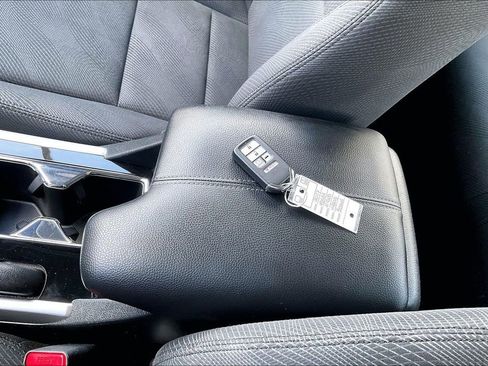 Used 2017 Honda Accord Base image 14