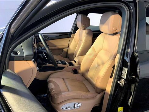 Certified 2023 Porsche Macan AWD/4WD image 5