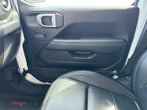 Used 2019 Jeep Wrangler Unlimited Sahara image 22