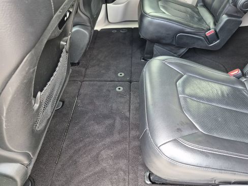 Used 2022 Chrysler Pacifica Touring-L FWD image 33