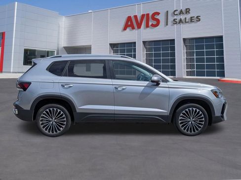 Used 2025 Volkswagen Taos SE FWD image 5