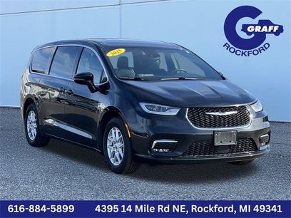 Used 2025 Chrysler Pacifica Select