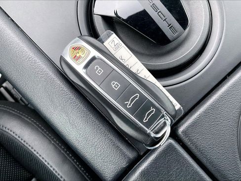 Used 2022 Porsche Taycan image 23