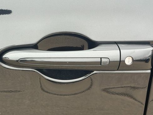 Used 2024 Chrysler Pacifica Touring-L image 9