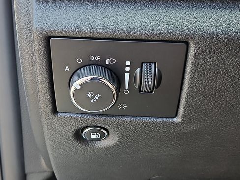 Used 2018 Jeep Grand Cherokee Limited AWD/4WD image 25