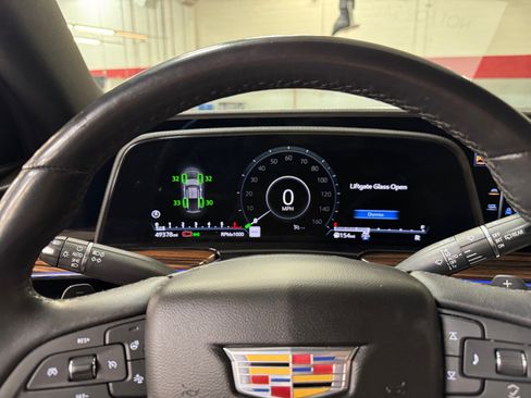 Used 2024 Cadillac Escalade Luxury AWD/4WD image 10