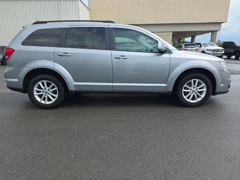 Used 2017 Dodge Journey SXT w/ Comfort/Convenience Group AWD/4WD image 4