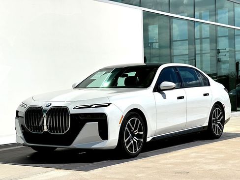 Certified 2025 BMW 740i image 9